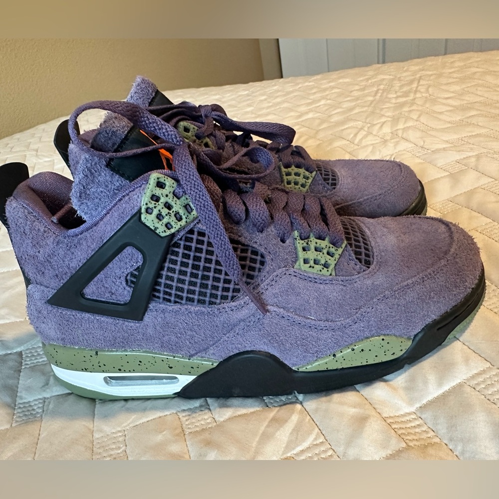 Authentic Women's Jordan 4 Retro
Canyon Purple size 7.5